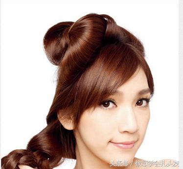 气质女人一定要尝试的一款发型,一个女人学会了化妆