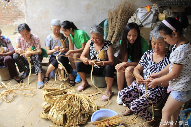 河南有一种工艺品，叫草帽缏