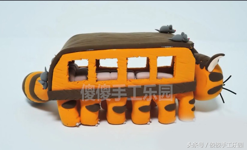 创意diy粘土制作,还记得宫崎骏动画里的(龙猫)猫巴士吗