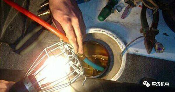 摩托车油箱凹陷怎么恢复视频,摩托油箱撞凹了怎么修复