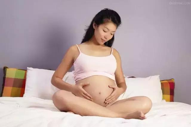 胎儿掉下来有什么征兆,刚出生的宝宝惊跳反射怎么处理