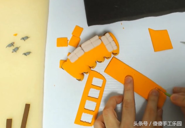 创意diy粘土制作,还记得宫崎骏动画里的(龙猫)猫巴士吗