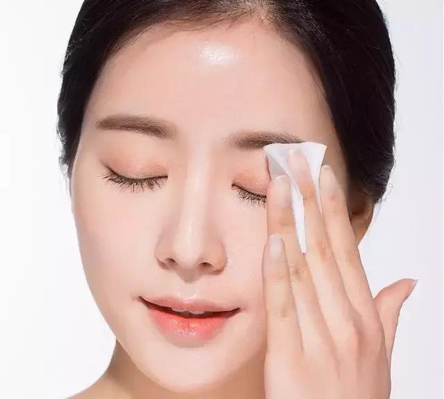 怎样卸妆才干净？卸妆不对，分分钟毁容！