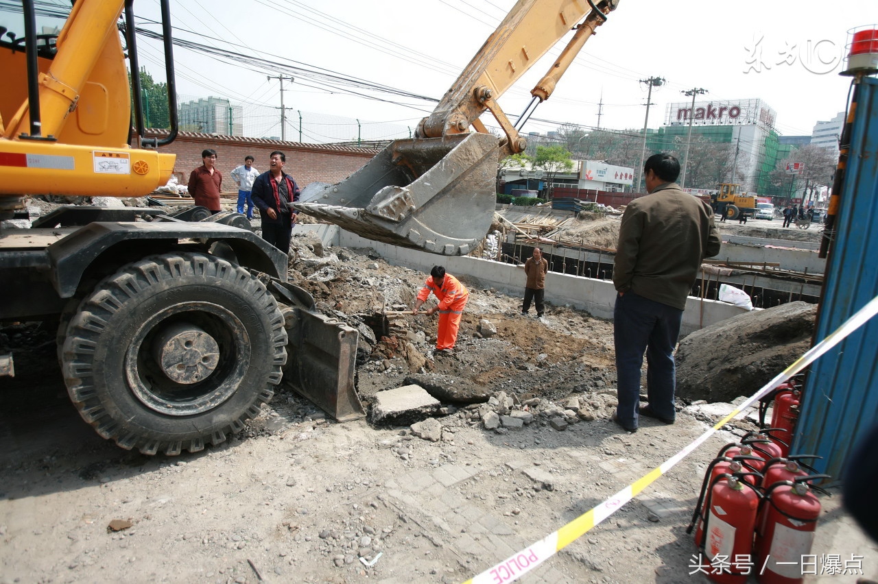 自家房子挖出古墓后续,农村男子盖房挖出巨石