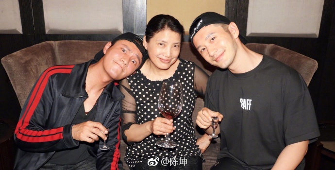 黄晓明20年同学照陈坤儿子“优优”生母同框无人识？