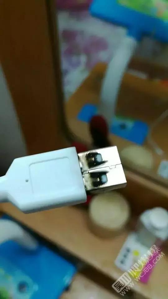 吴川网友刚买手机,结果手机充电接口竟然烧焦了!