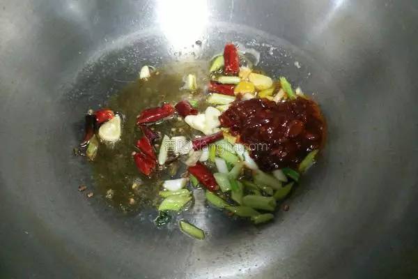 豆腐的这种做法太下饭了，咬一口会爆汁，孩子把盘子都舔干净