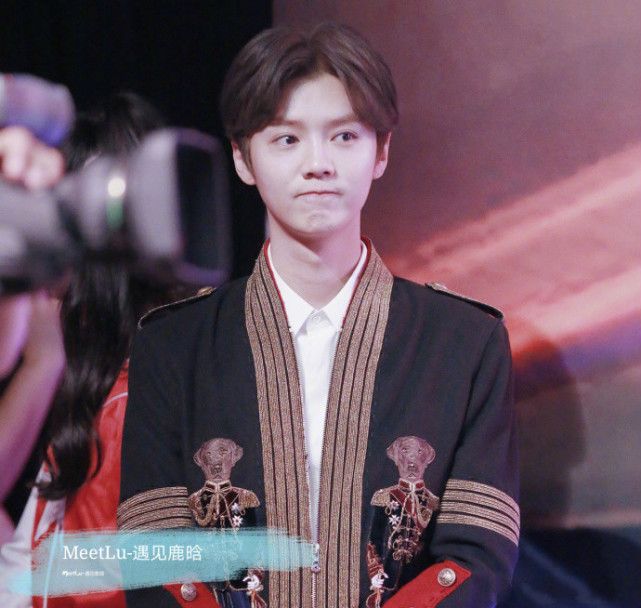 鹿晗“激扬青*梦春**”五四优秀青年,玩会身穿王子装帅气献唱