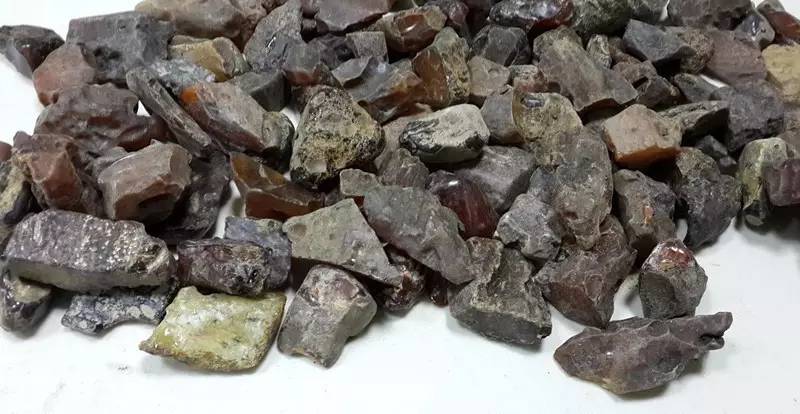 鉴别蜜蜡原石真假的最简单方法,蜜蜡原石和打磨过蜜蜡的区别