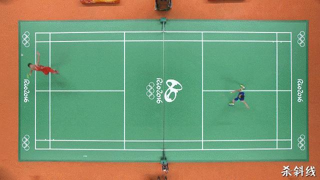 羽毛球杀球过程中挥拍是放松的吗,羽毛球如何挥拍不伤手腕与肘关节