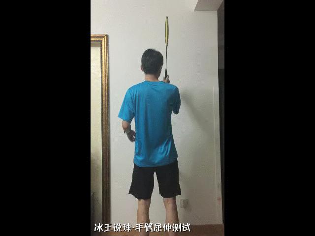 羽毛球杀球过程中挥拍是放松的吗,羽毛球如何挥拍不伤手腕与肘关节