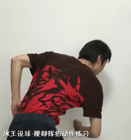 羽毛球杀球过程中挥拍是放松的吗,羽毛球如何挥拍不伤手腕与肘关节