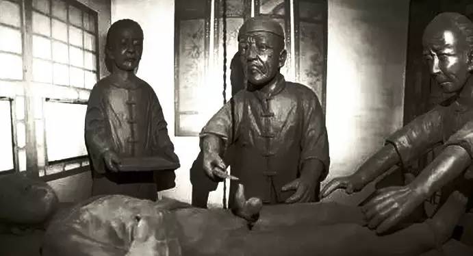 中国夺宝奇兵：圆明园有具男尸命根子丢了，唯一线索是瓶花露水