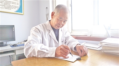 胶州：村医葛文金：50多年不变的“心”