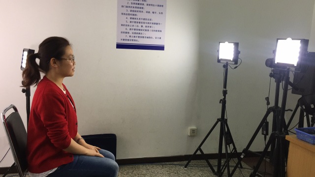 出入境照片在大厅拍照教程,口袋证件照如何拍港澳通行证