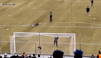 足球十大搞笑进球动图,中国足球过人晃人摔倒gif