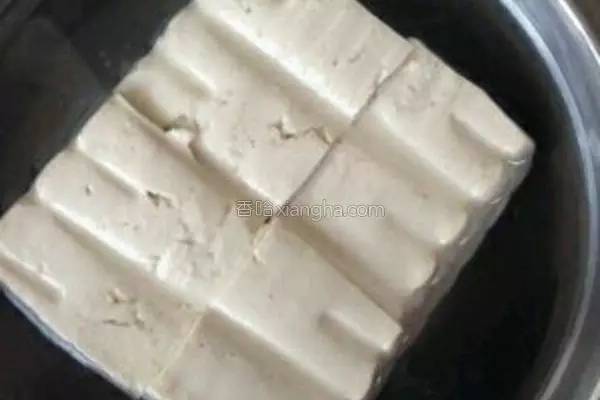 豆腐的这种做法太下饭了，咬一口会爆汁，孩子把盘子都舔干净