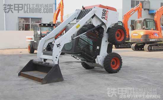 滑移装载机神操作,滑移装载机底盘工作原理视频