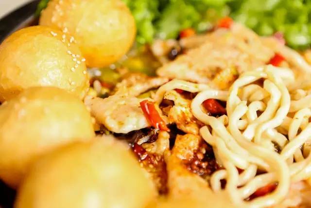 中国最傲娇的面馆来太原了！想吃？得排队！五折福利