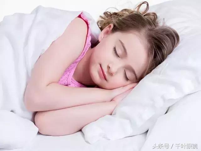 为什么佩戴隐形眼镜后眼睛会有*血丝红**？