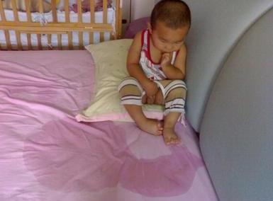 十二岁了还尿床正常吗?孩子的这些行为可能隐藏着心理疾病