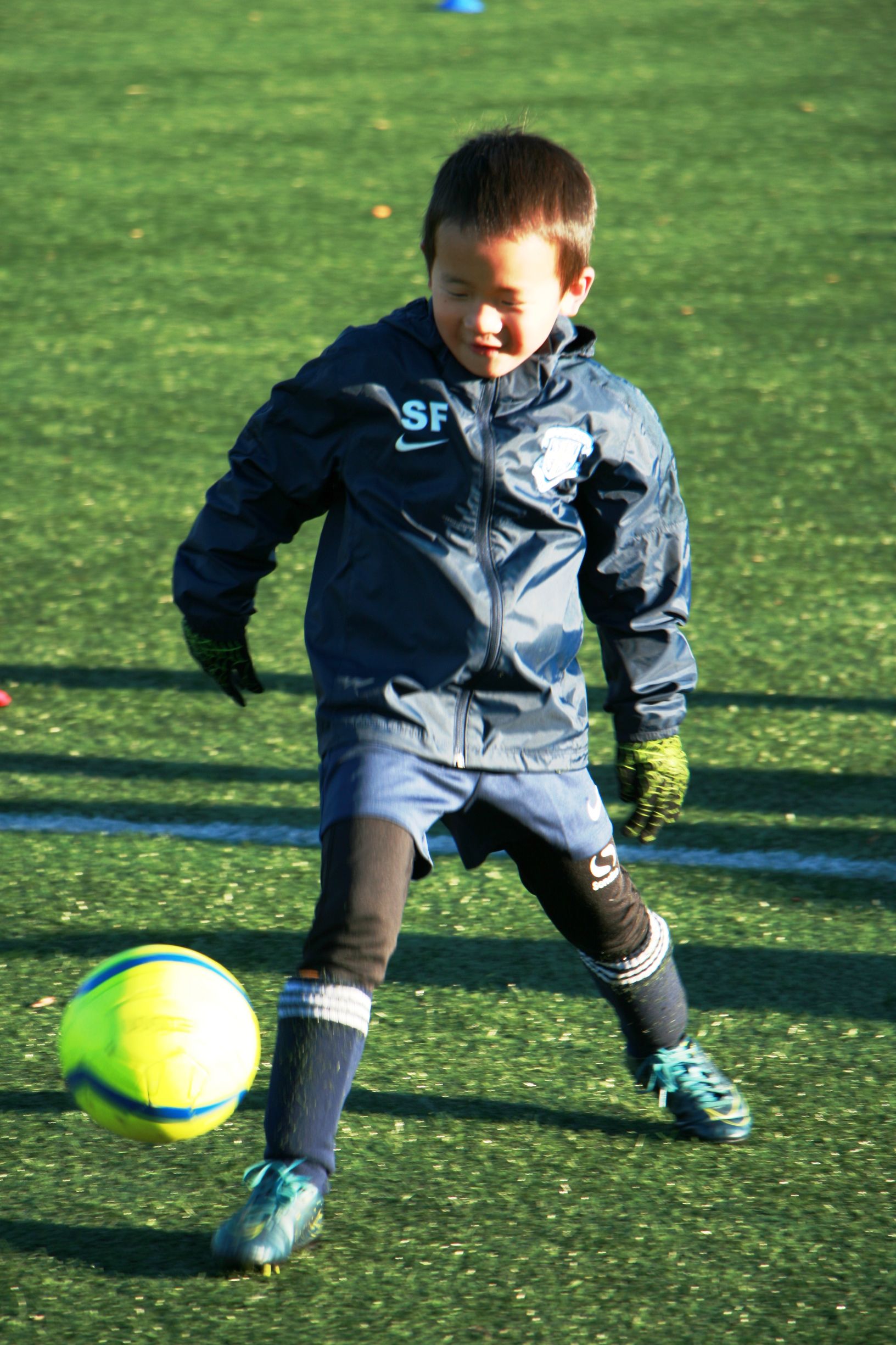 儿子踢足球认真的样子,儿子踢足球进球开心