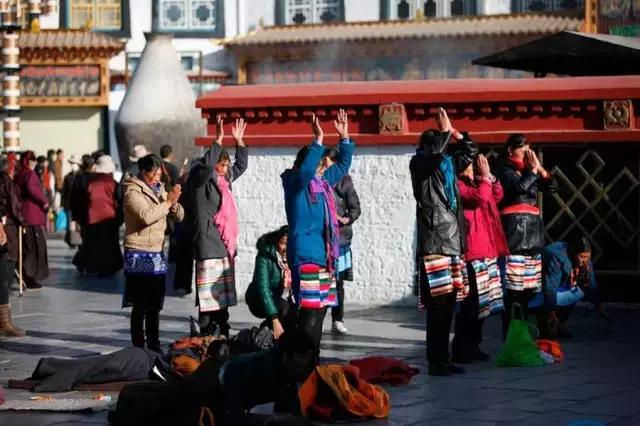 烤全羊、青稞酒、酥油茶，去*藏西**体验神秘的藏历新年，扎西德勒！