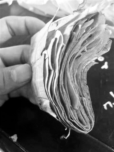 男孩攒35张皱巴巴零钱，请老师帮“买个好点的足球”