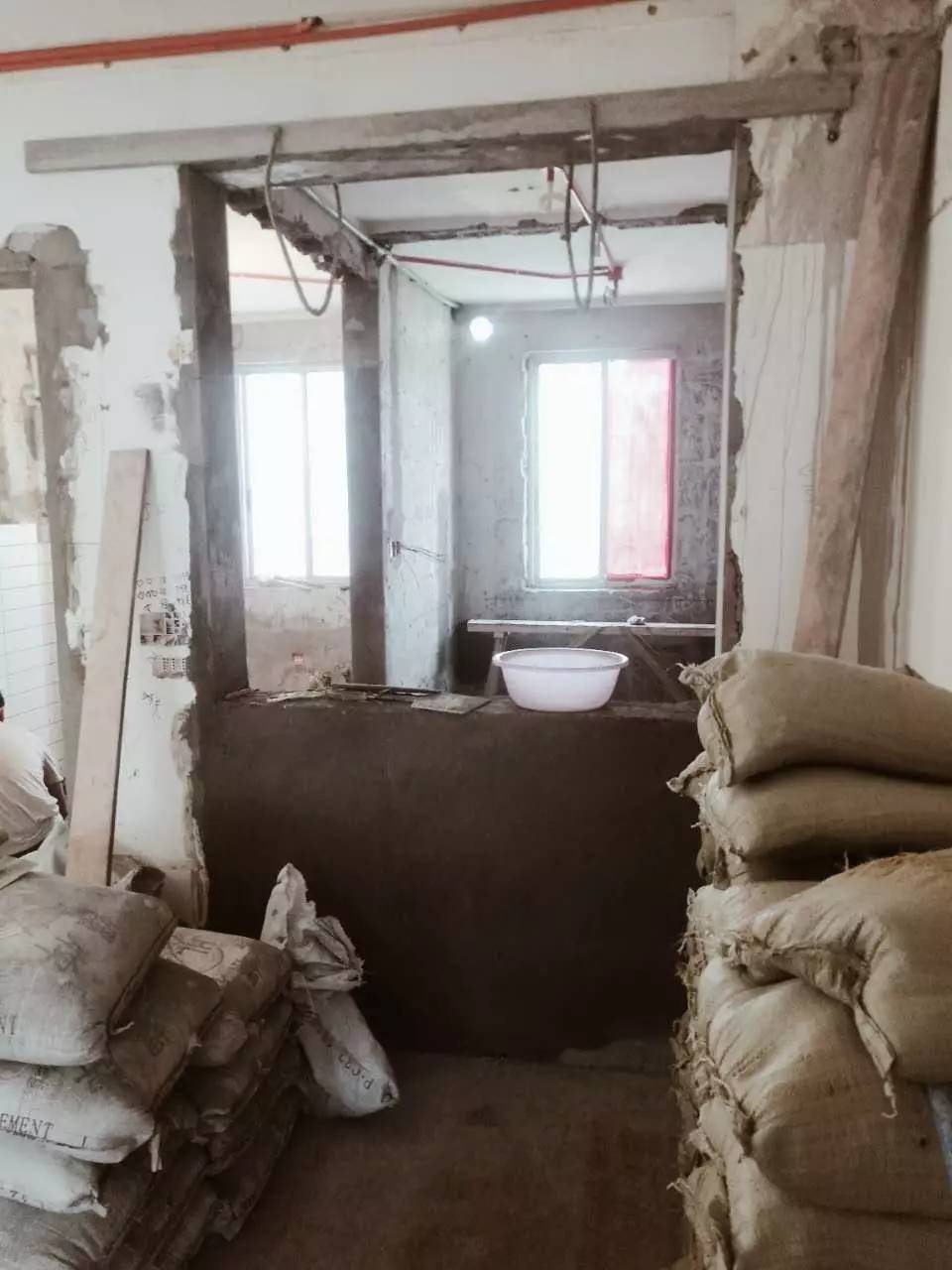 她改了两扇门，将家装成网图中的模样