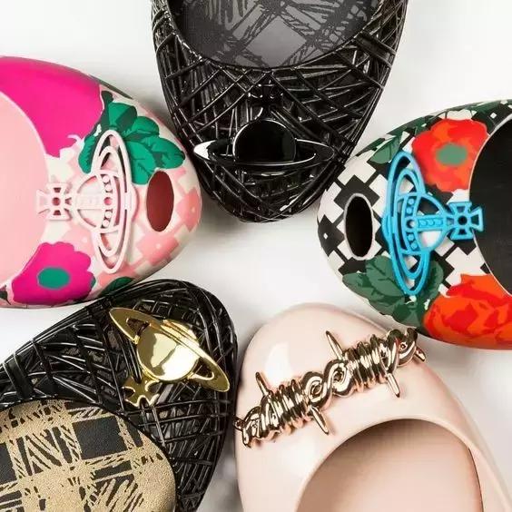 小时候我嫌这双鞋low，全身塑料的它现在要卖好几千块！