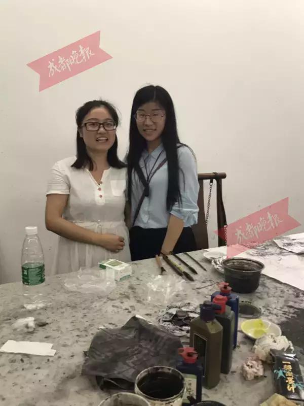 22岁女大学生街头擦皮鞋、每月生活费不过百元，只为做这件事