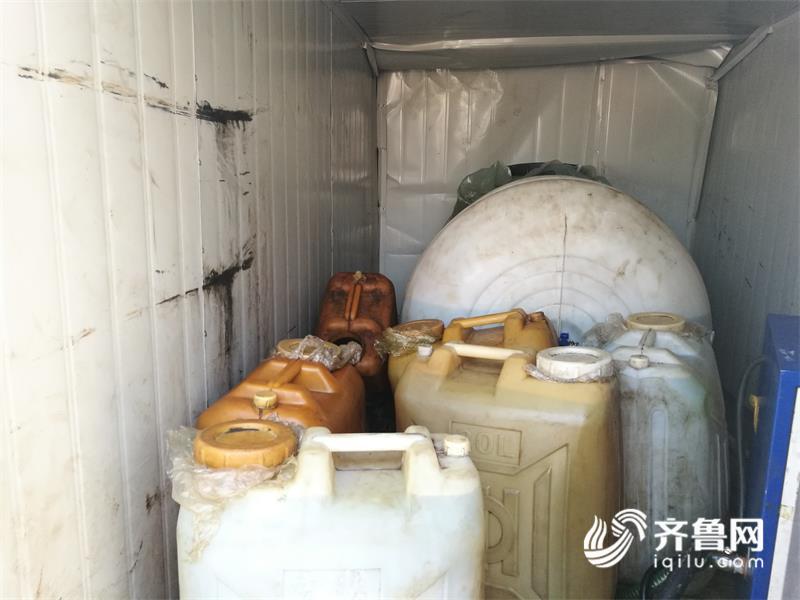 偷摩托车油当场被居民捉到,偷油油耗子被抓获