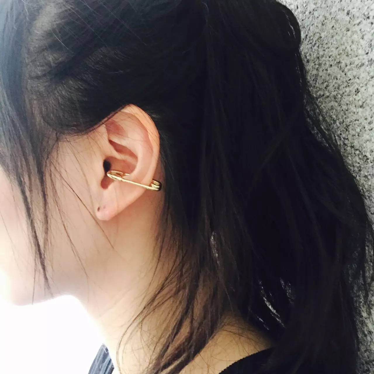 试着在衣服上添加超热门小玩意——别针！