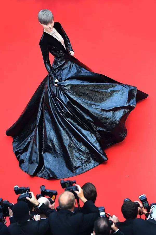 影后JulianMoore没有大牌架子，帅气的李宇春居然有点儿萌！「八九不离时髦」