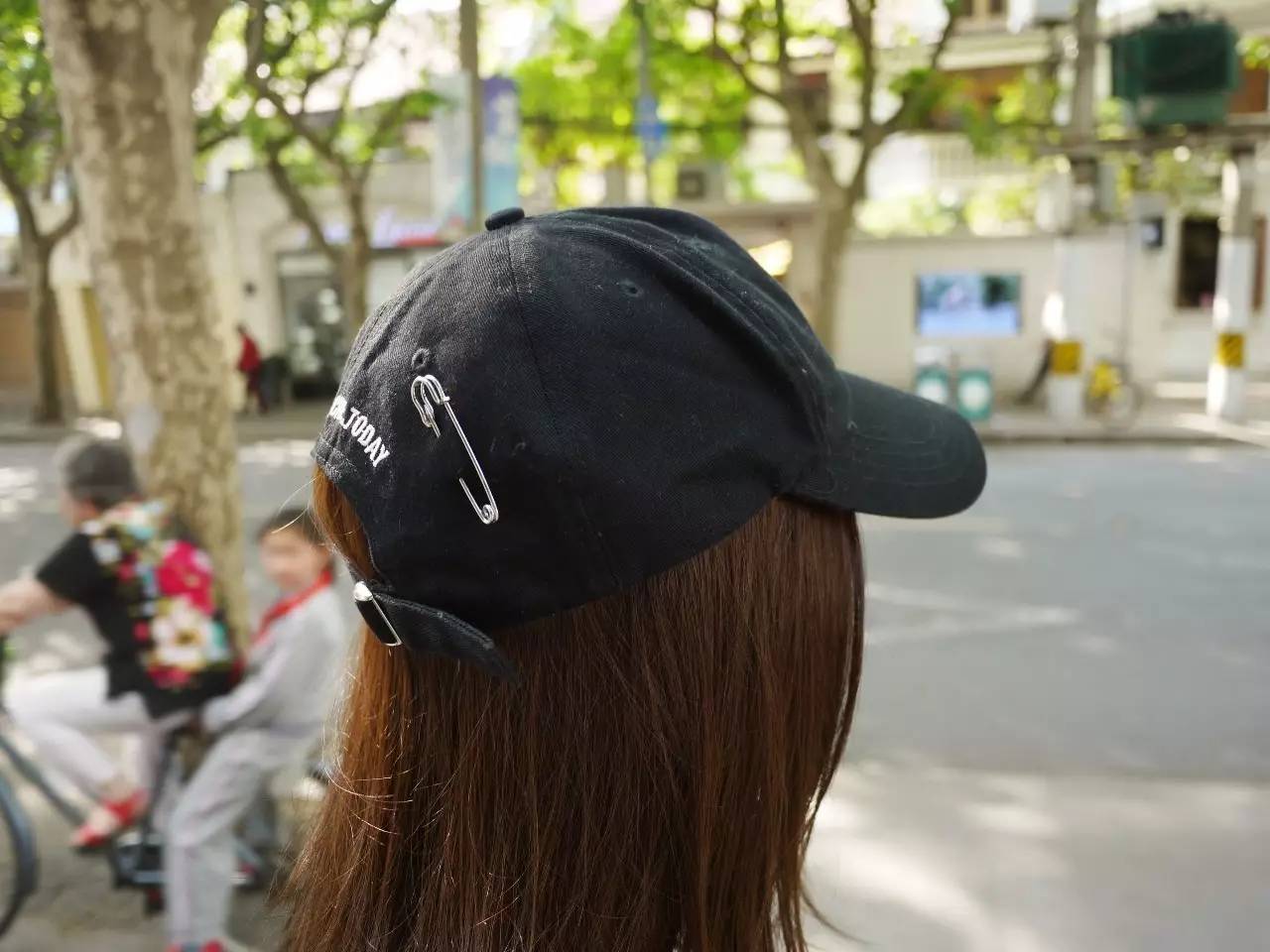 试着在衣服上添加超热门小玩意——别针！