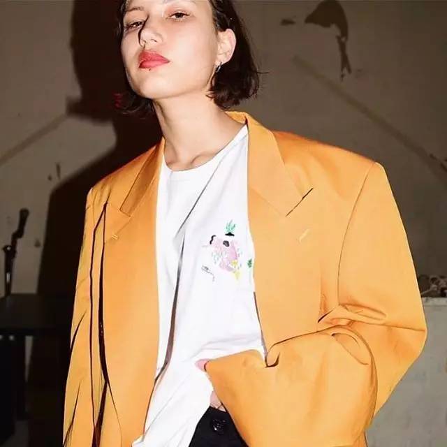 t恤牛仔甜酷,今夏流行这4种t恤时尚又百搭