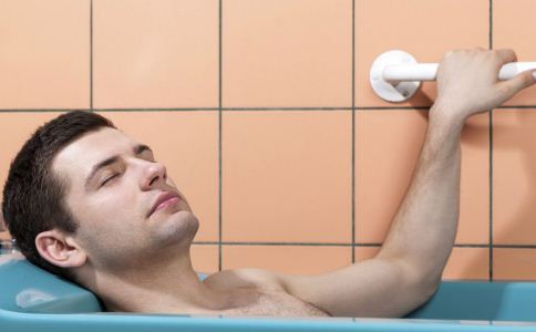 中暑病人降温中的注意事项,天气热如何降温防中暑方法