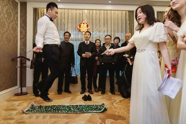 堵门游戏准备几个比较合适,新郎迎娶新娘堵门游戏