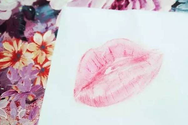 几百块可能买不到好的口红,十支口红够用吗