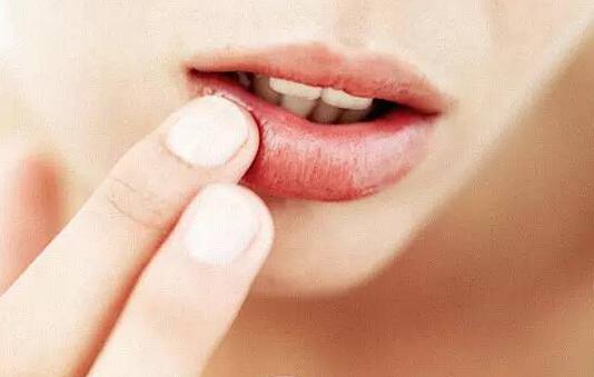 嘴巴起皮涂口红方法,夏天涂口红嘴干起皮怎么办