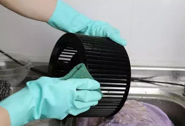 油烟机不管有多脏一个口罩就搞定,油烟机太脏了用什么清理比较干净