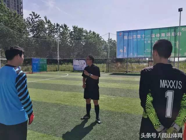 昆山体育场进行足球比赛,昆山市职工足球比赛