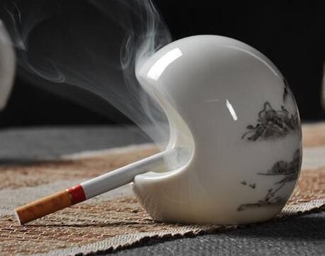 吸完烟剩的烟灰有什么作用,吸烟有害健康烟灰缸