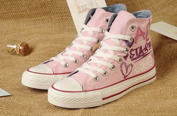 匡威鞋怎么搭配衣服好看,黑色匡威鞋搭配女夏天