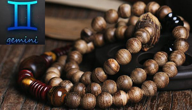 文玩中12生肖佩戴什么手串 (不同星座适合的文玩)