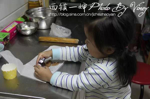 和宝宝一起做简单小熊饼干的面点,做美食的小熊饼干