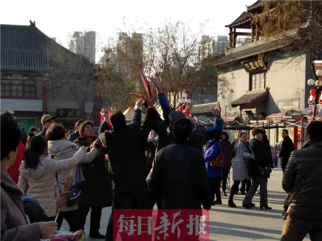 “送锅*局骗**”在天津上演，围观老人都被忽悠了，赶紧告诉家里人