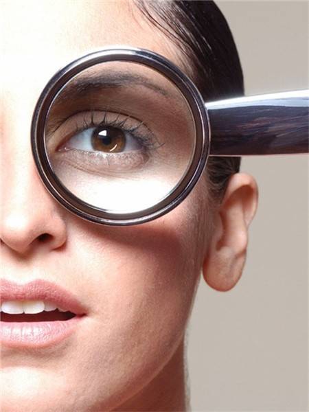 快速消除鱼尾纹手法视频女生,三招教你祛除鱼尾纹还你光滑肌肤