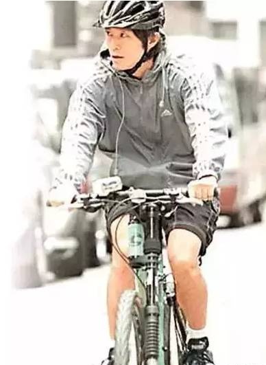 周星驰身价过百亿,周星驰一年赚几亿