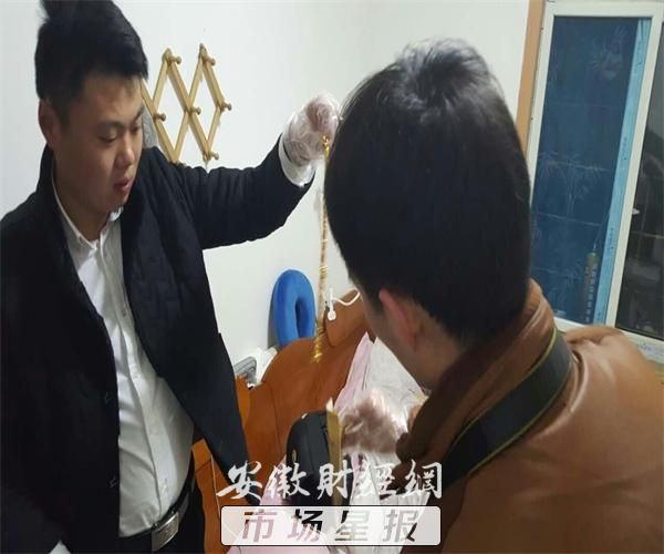男子因没钱买烟持刀抢劫超市被抓,男子缺钱打起金店主意